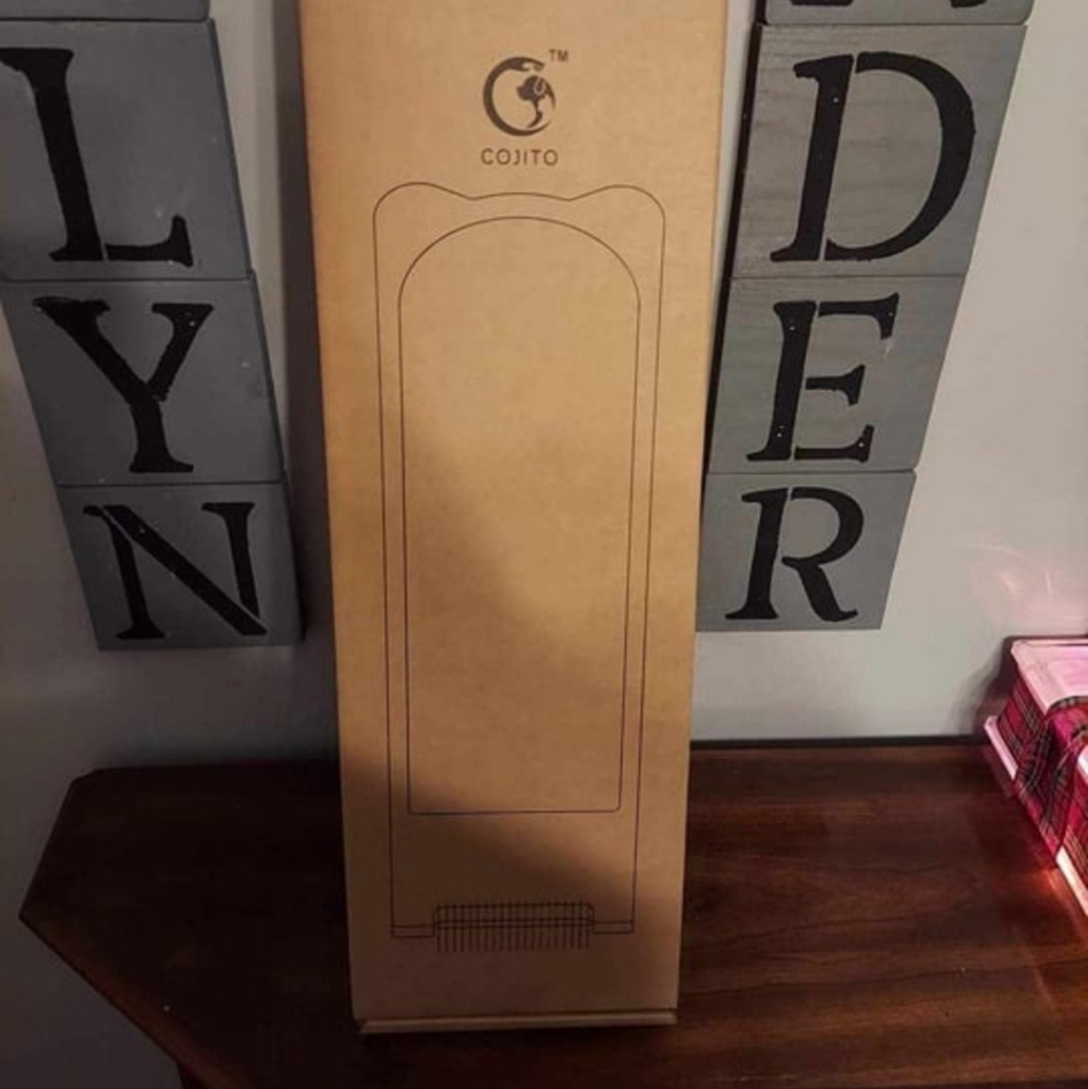 New in box cay scratcher - Picture 2 of 3
